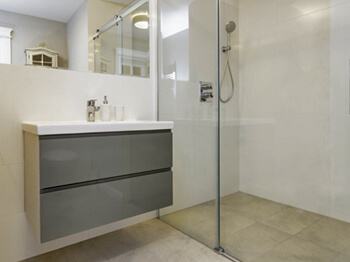 Faire construire ou acheter une maison : pourquoi opter pour une douche à l’italienne ?