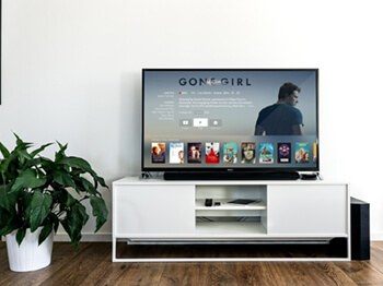 Comment bien intégrer un home-cinéma à son salon ?