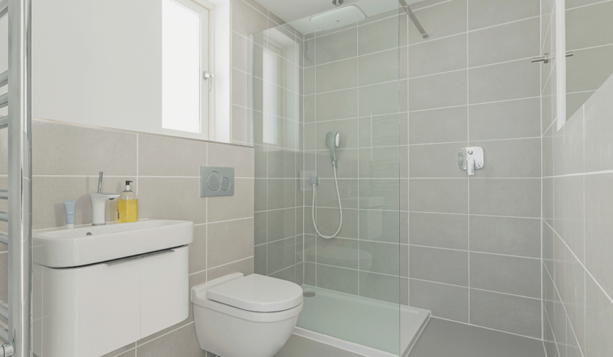 salle d'eau adaptée à une personne âgée