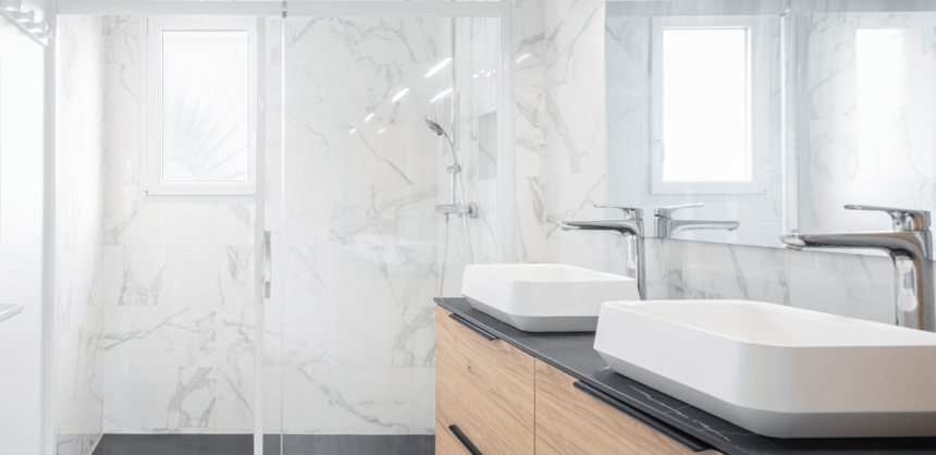 une double vasque dans la salle de bains d'une suite parentale