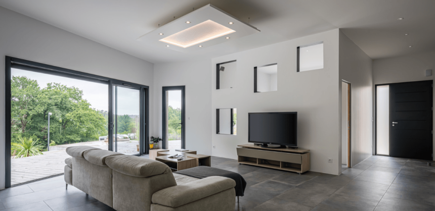 construction maison contemporaine avec larges baies vitrees