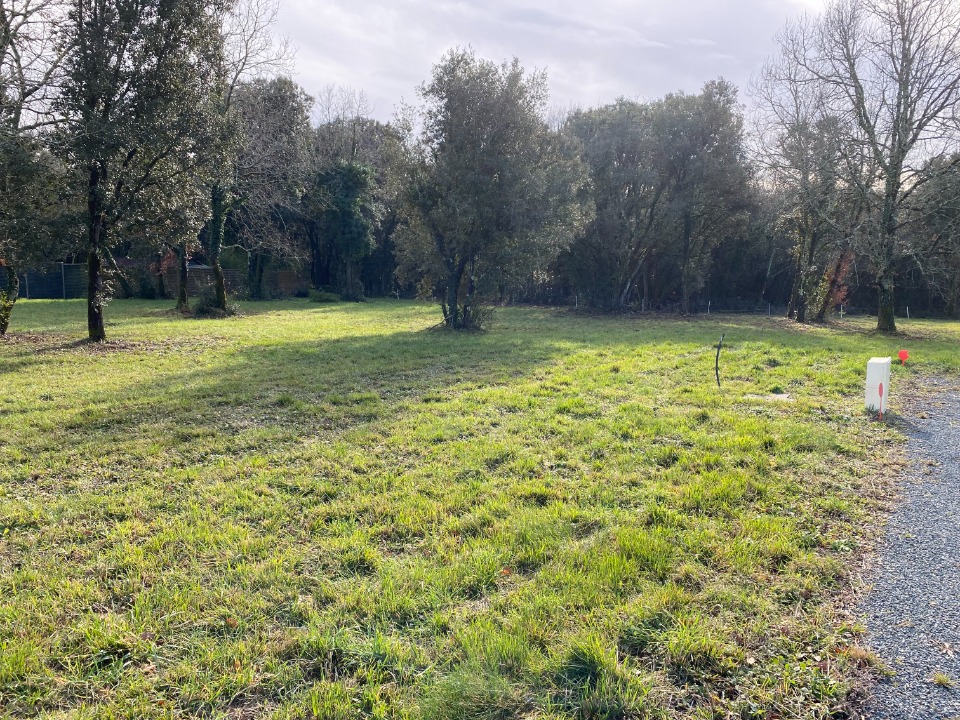 Terrain à bâtir à Saint-Vaize (17100)