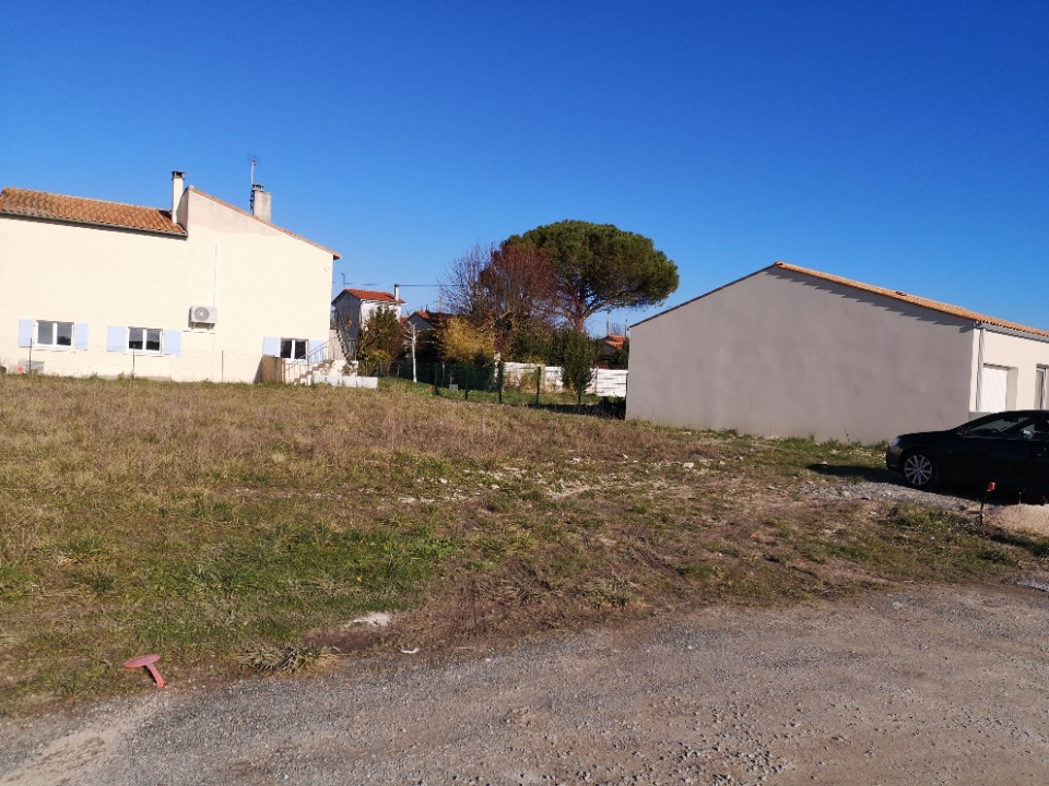 Terrain à bâtir à Semussac (17120)