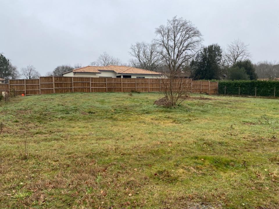 Terrain à bâtir à Castelnau-de-Médoc (33480)