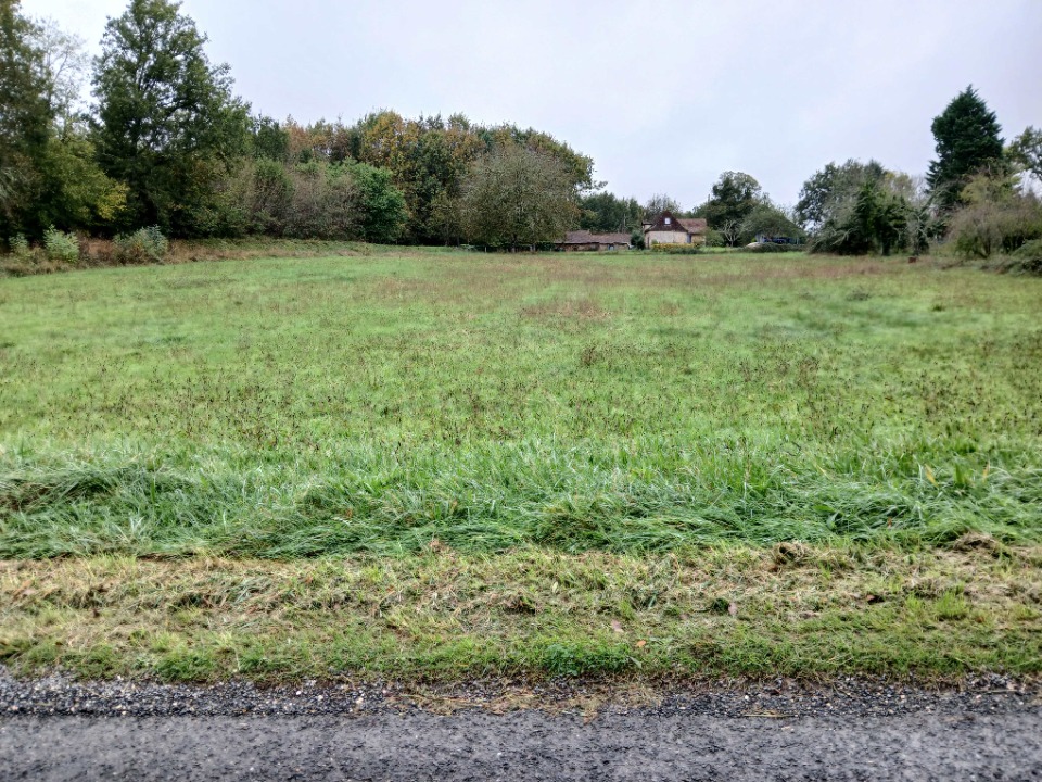 Terrain à bâtir à La Douze (24330)