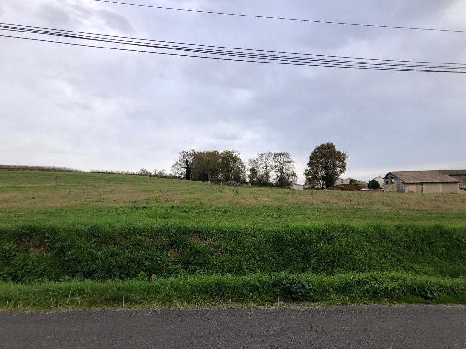 Terrain à bâtir à Saint-Savin (33920)