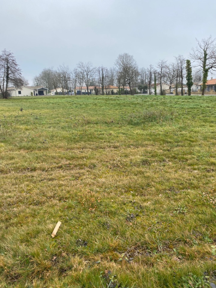 Terrain à bâtir à Saint-Laurent-Médoc (33112)
