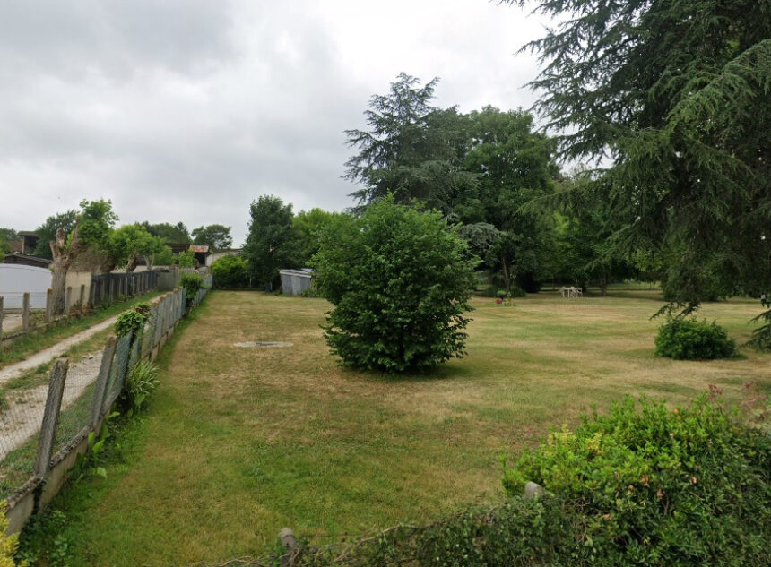 Terrain à bâtir à Pisany (17600)