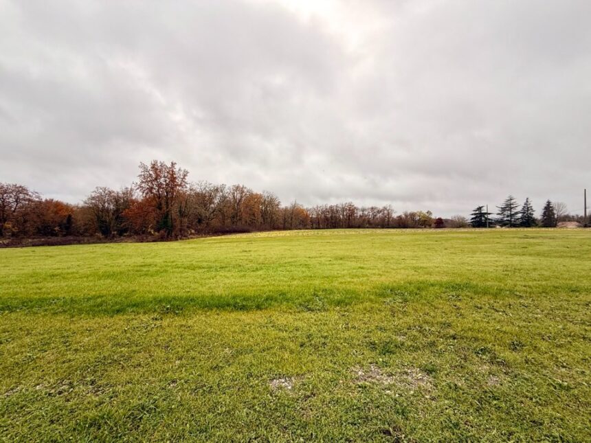 Terrain à bâtir à Ribagnac (24240)