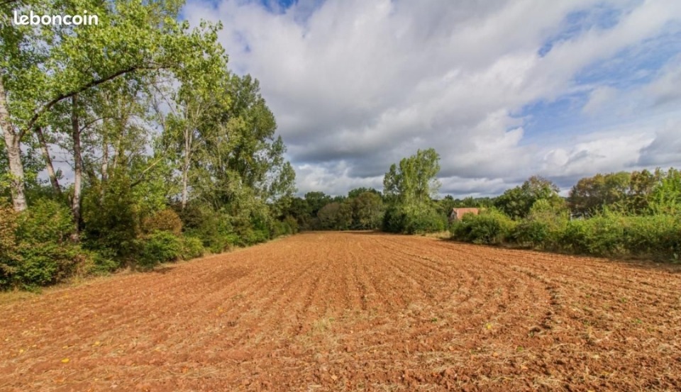 Terrain à bâtir à Excideuil (24160)