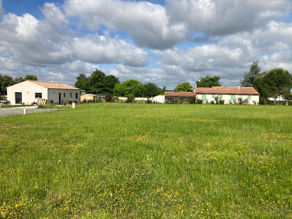 Terrain à bâtir à Saint-Vaize (17100)