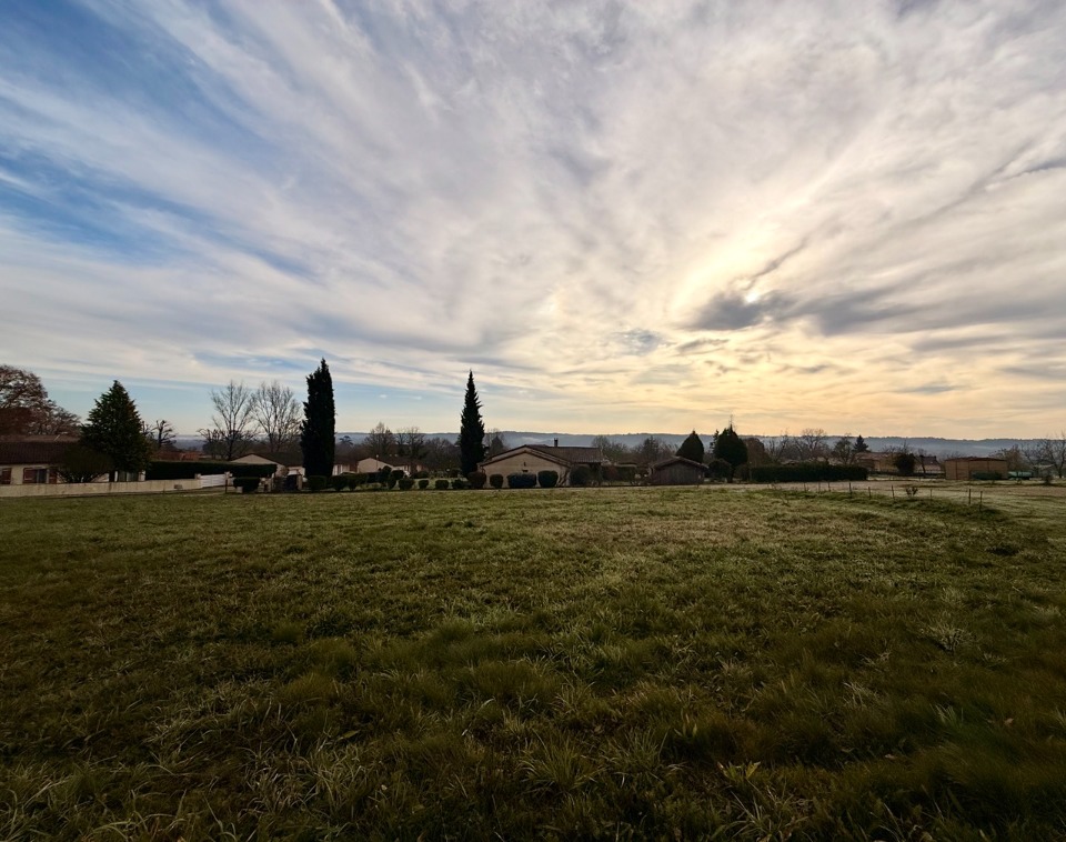 Terrain à bâtir à Douzillac (24190)