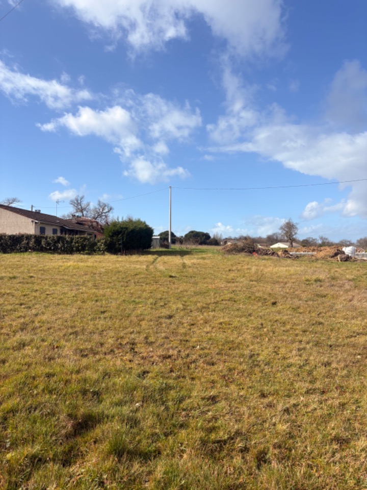 Terrain à bâtir à Saint-Martin-de-Laye (33910)