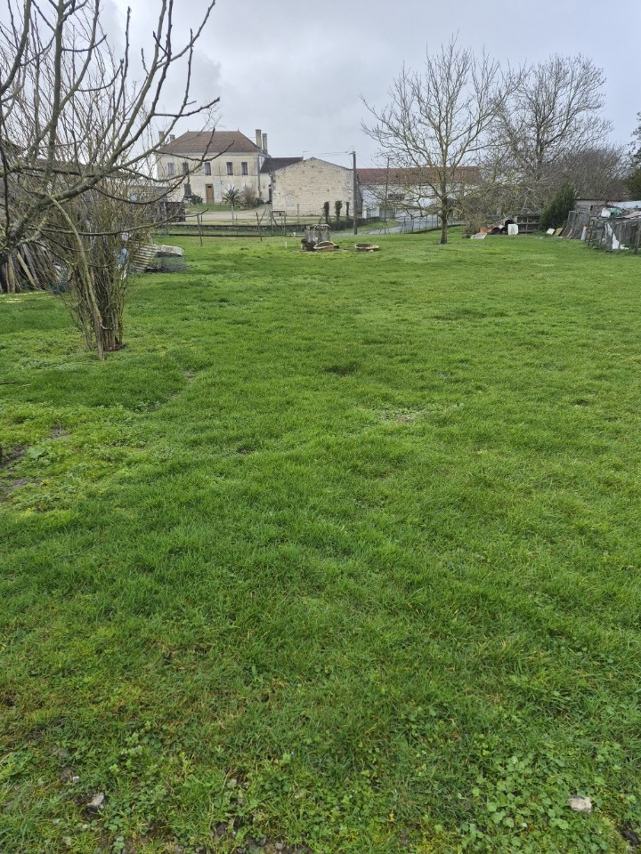 Terrain à bâtir à Jarnac-Champagne (17520)