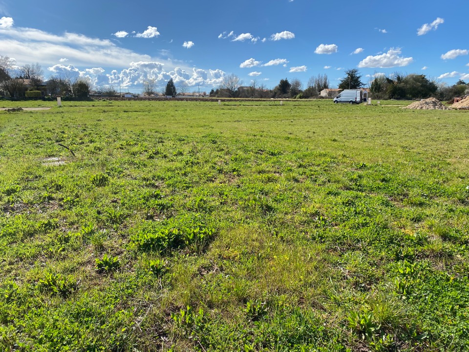 Terrain à bâtir à Le Thou (17290)