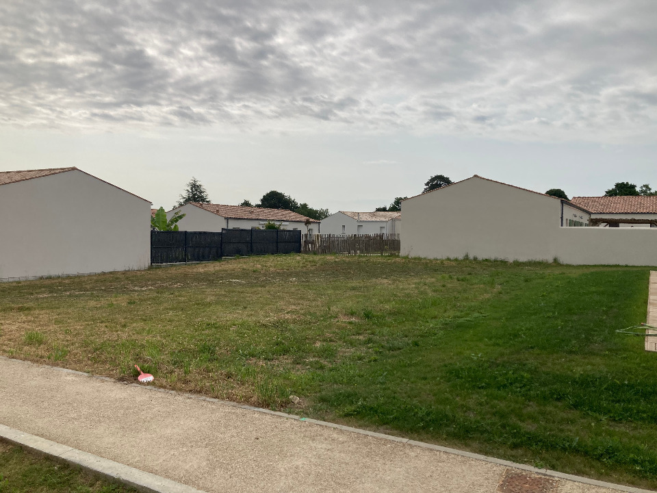 Terrain à bâtir à Saintes (17100)