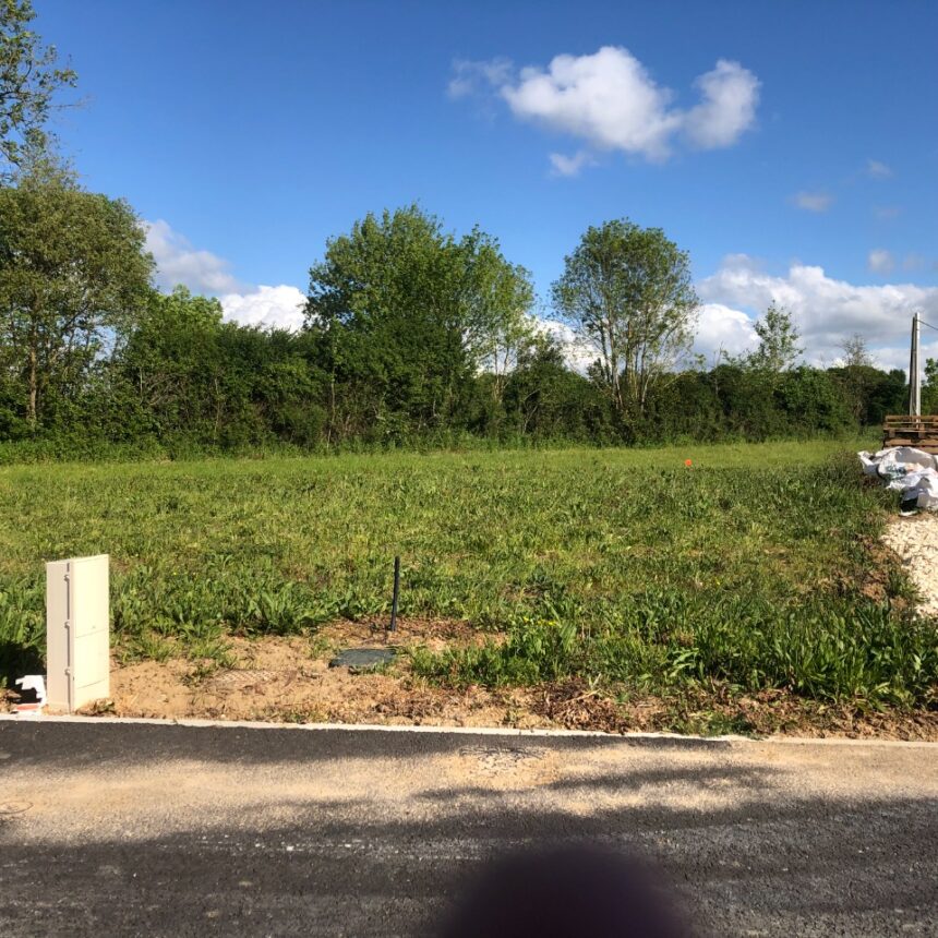 Terrain à bâtir à Saint-Georges-des-Coteaux (17810)