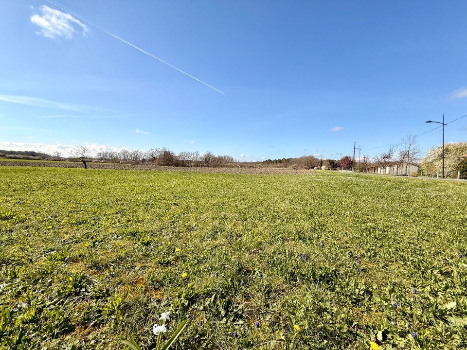 Terrain à bâtir à Ribagnac (24240)