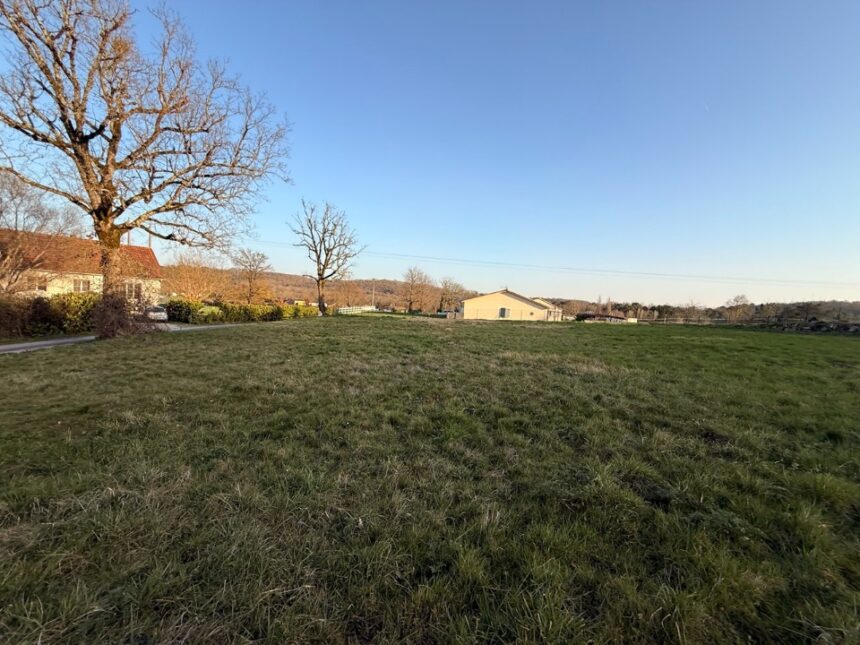 Terrain à bâtir à Saint-Nexans (24520)