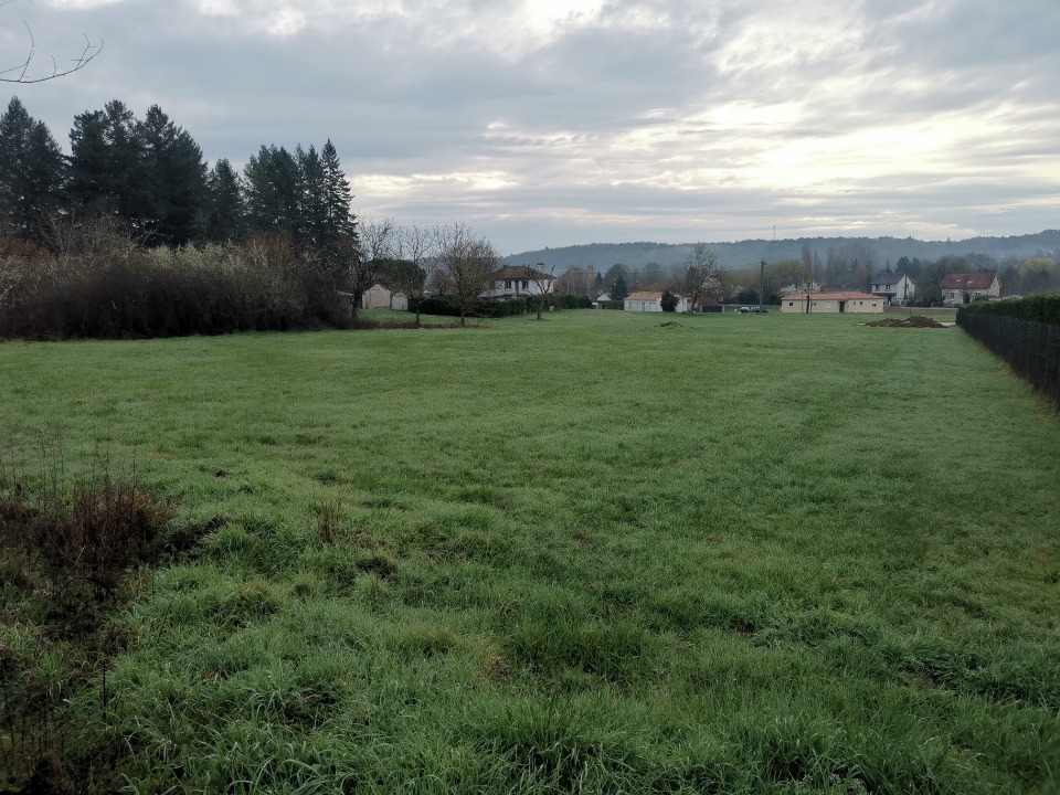 Terrain à bâtir à Savignac-les-Églises (24420)