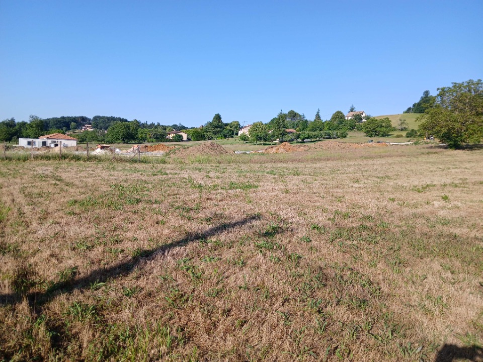 Terrain à bâtir à Saint-Germain-du-Salembre (24190)