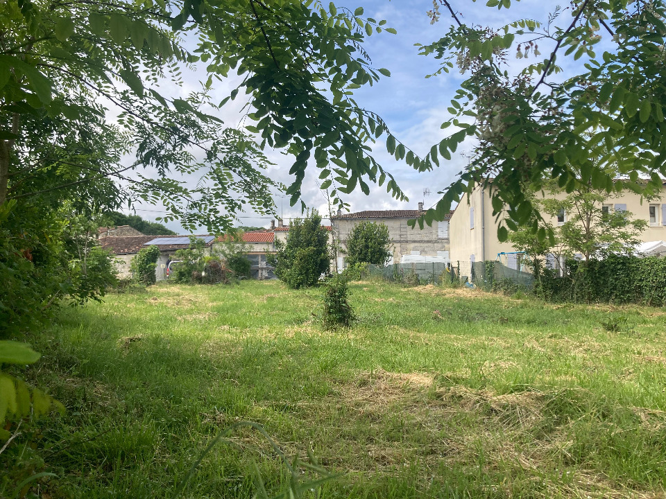 Terrain à bâtir à Saintes (17100)