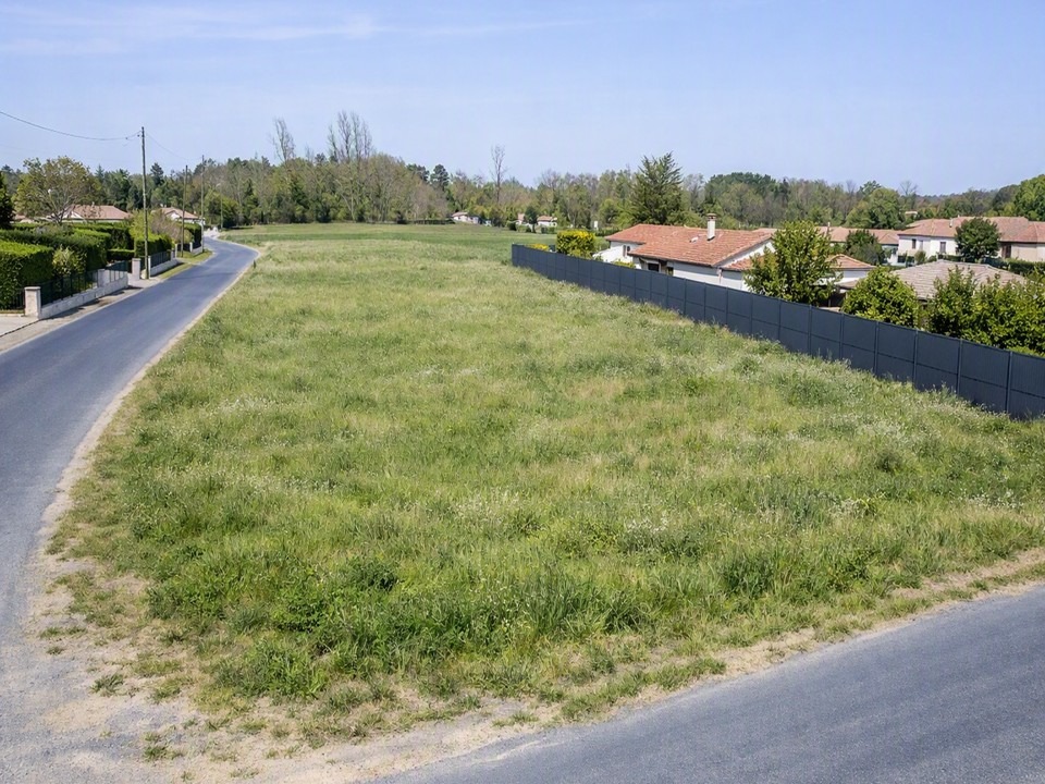 Terrain à bâtir à Saint-Savin (33920)