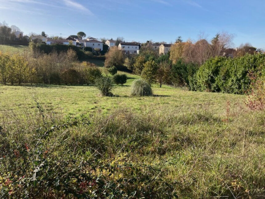 Terrain à bâtir à Saintes (17100)